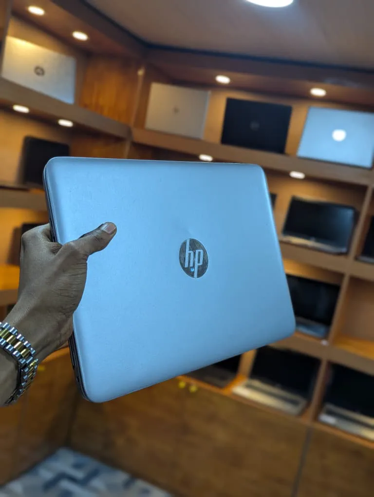 HP EliteBook 820 G4 Touchscreen Thumbnail 3
